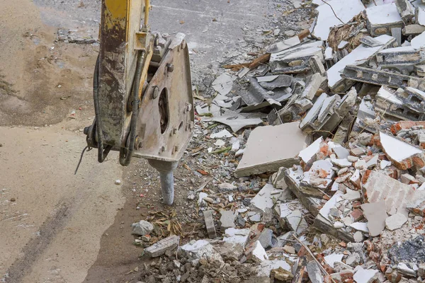 Demolición de una máquina de hormigón industrial para construcción y perforación — Foto de Stock