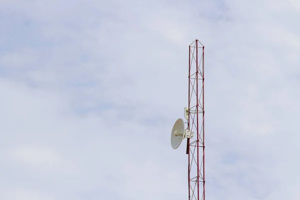 Vezeték nélküli internet antenna a kék ég — Stock Fotó