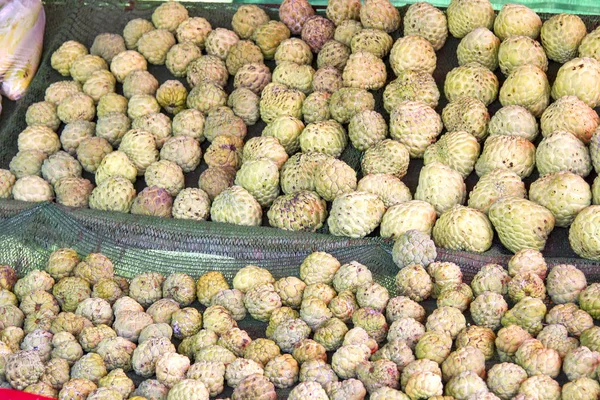 Mnoho custard apple zelené v košíku — Stock fotografie