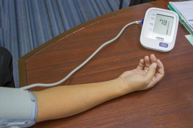 Kol basınç göstergesi masaya koy.