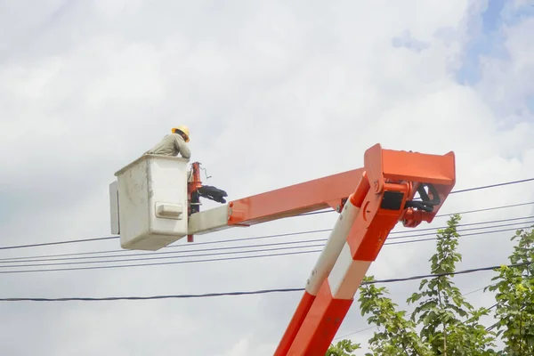 Grúas naranjas para reparar el cable — Foto de Stock