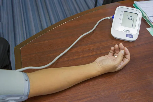 Kol basınç göstergesi masaya koy.