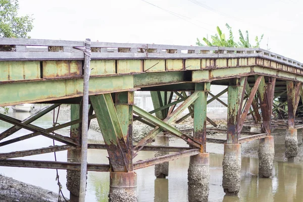 Pont en fer vert Vieux et rouillé — Photo