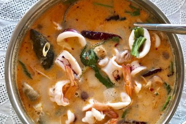 Tom Yum Goong bir masa üstü görünüm koymak 