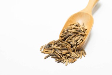 Beyaz bir arka plan üzerinde tahta kaşık Paddy