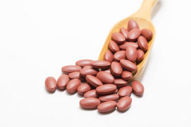 Tahta kaşık ve bir beyaz vitaminleri ile demir çelik fumarat 