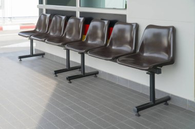 Kahverengi oturma için plastik sandalye