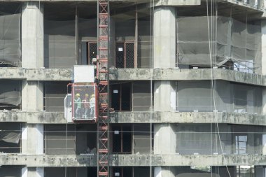 Asansör yapımı için tam işçileri.