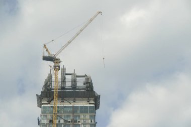 Vinçler ve mavi gökyüzü ile site bina kınamak