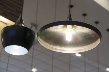 Restoranlar için iki siyah lambalar