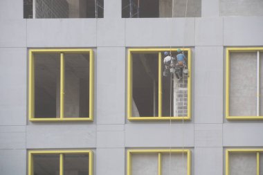 İki kişi sıvama inşaat işçisi abseiling