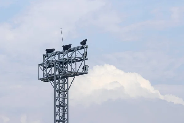 Spotlight tower för sport på blå himmel — Stockfoto