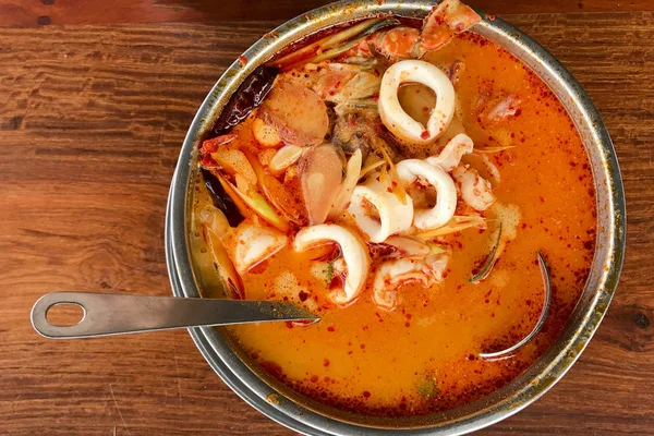 Tom Yum Goong bir ahşap masa üstü görünüm koymak 