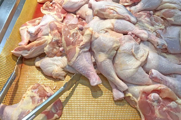 Sarı kap ve maşa üzerinde davulların çiğ tavuk — Stok fotoğraf