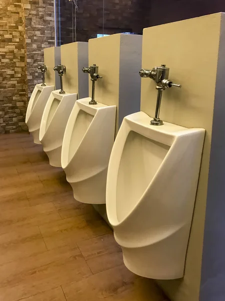 Urinóis dos homens brancos forrado em um banheiro — Fotografia de Stock