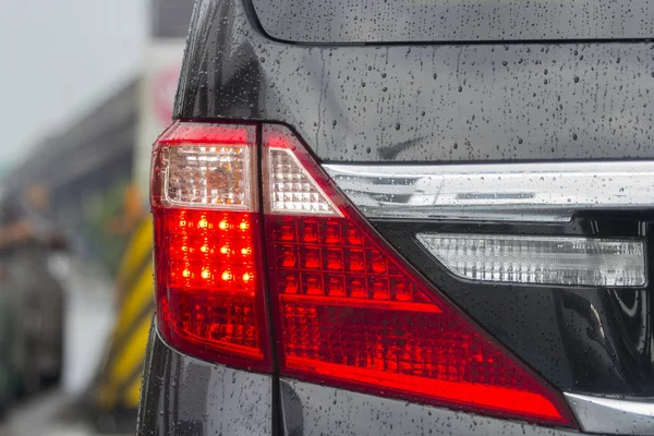 Auto schwarze Rückleuchten mit Wassertropfen — Stockfoto