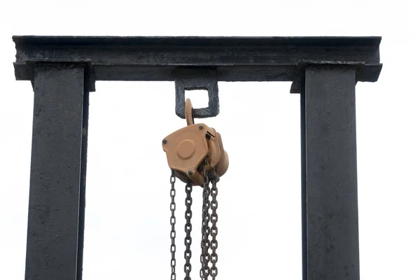 Chain and crane with black iron pole against white background. — Stock Photo, Image