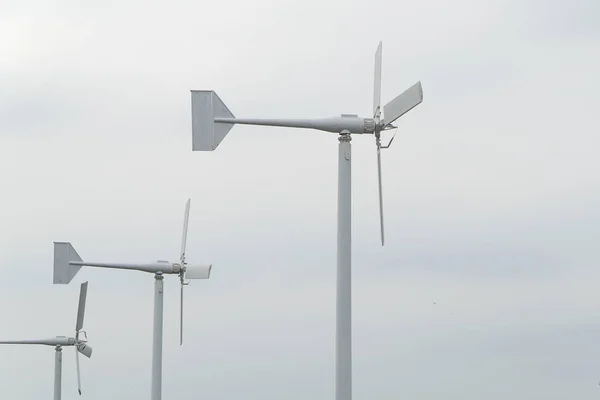 Velha turbina eólica de branco com céu e nuvem — Fotografia de Stock