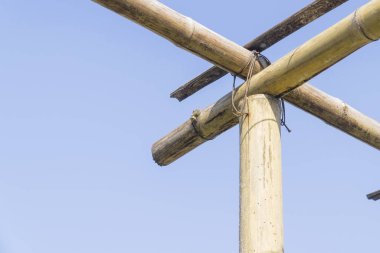 Bambu yapısı ve eski mavi gökyüzü ile.