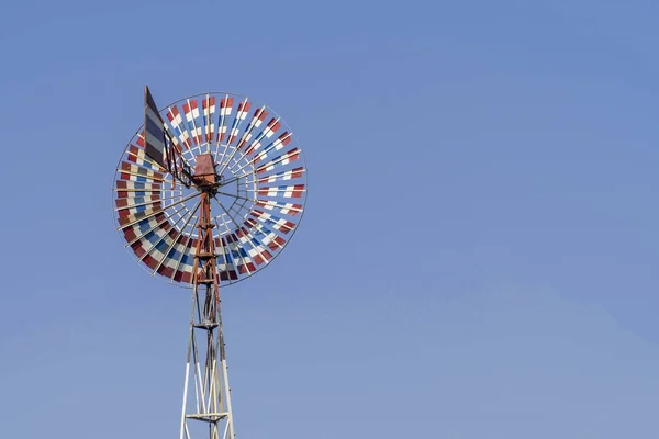 Windrad von roter, weißer, blauer Farbe und alt mit blauem Himmel. — Stockfoto