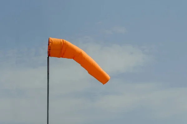 바람 푸른 하늘 배경에 오렌지색의 양말 — 스톡 사진