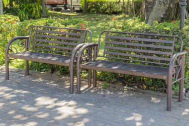 Parkta iki kahverengi demir kürekler.