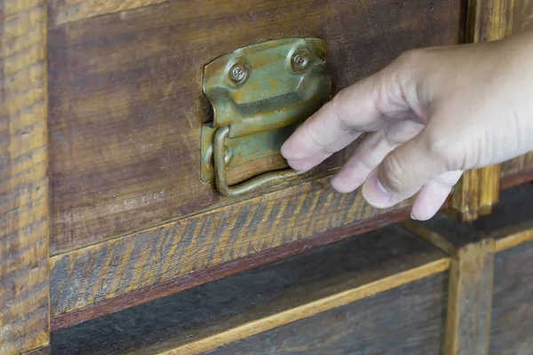 Старая деревянная коробка ручной работы — стоковое фото