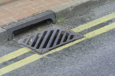 Su drenaj yolda eski