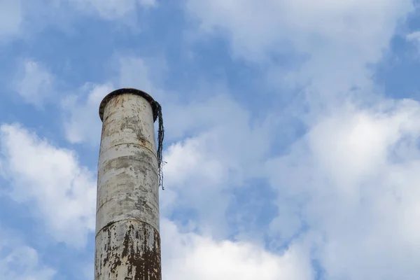 Oude witte schoorsteen en rusty met blauwe hemelachtergrond — Stockfoto