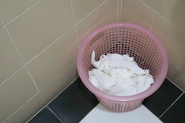 Ткань, используемая в розовой корзине в туалете — стоковое фото