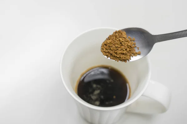 Cuillère à café et café préparer le café avec une tasse de café blanc — Photo