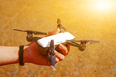 Kol, uçağı havada tutuyor. Arka planda toprak var..