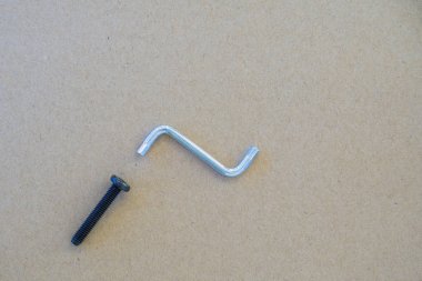 Siyah düğme ve gümüş altıgen alyan kahverengi zemin üzerine