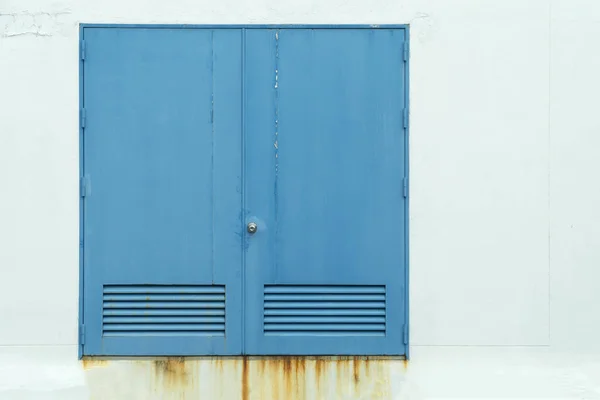 Porta Azul Velha Com Fundo Concreto Branco — Fotografia de Stock