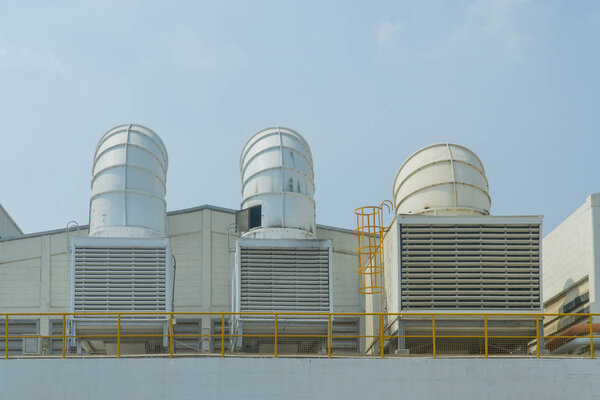 Холодная вода и старая грязная и колючая
.