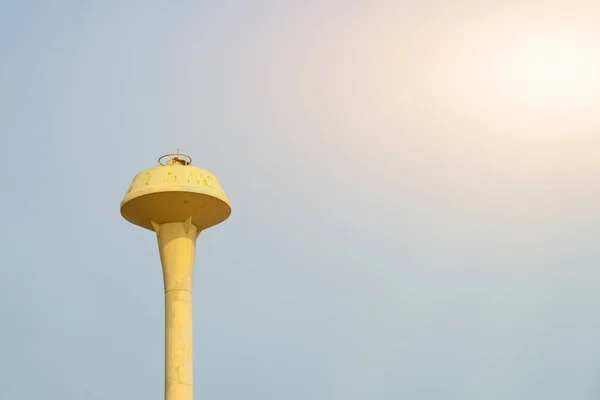 Air kuning tangki baja dengan langit biru — Stok Foto