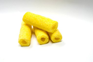 Beyaz arka planda mısır ve mısır çerez rulo