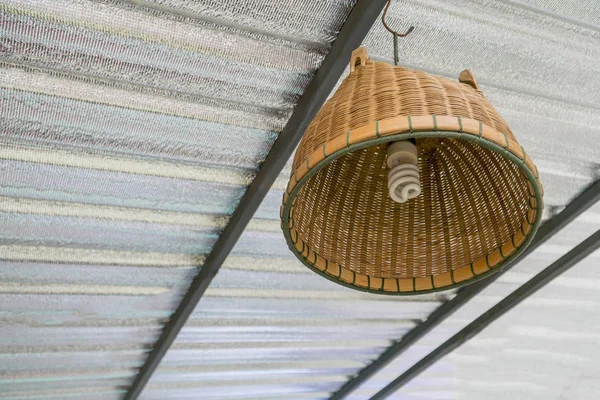 Lampu bambu dengan lampu spiral di bawah atap — Stok Foto