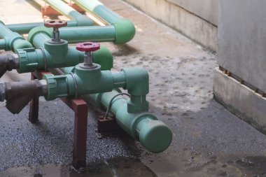 Yeşil su boruları ve su vanaları ile çimento katta bulunmaktadır 