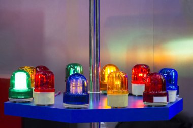 Siren ışıkları ve çok renk mavi bir masanın üzerine koydu.