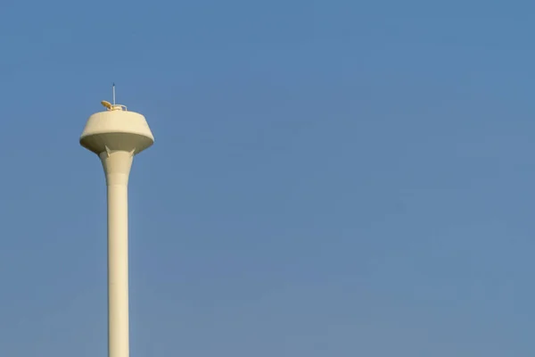 Torre Del Serbatoio Dell Acqua Con Sfondo Cielo Blu — Foto Stock