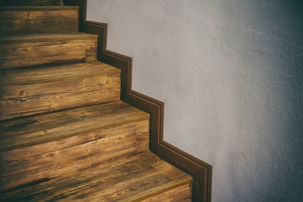Escadas de madeira subir madeira dura dentro de casa — Fotografia de Stock