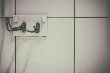 Krem duvarın yanındaki eski elektrik prizi..