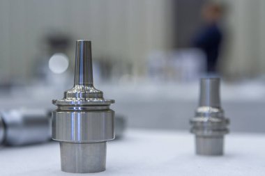 Fabrikada metal değirmeni için CNC makine araçları