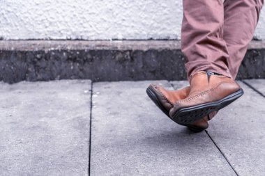 Kahverengi deri ayaklı ayakta duran bacak klasiği