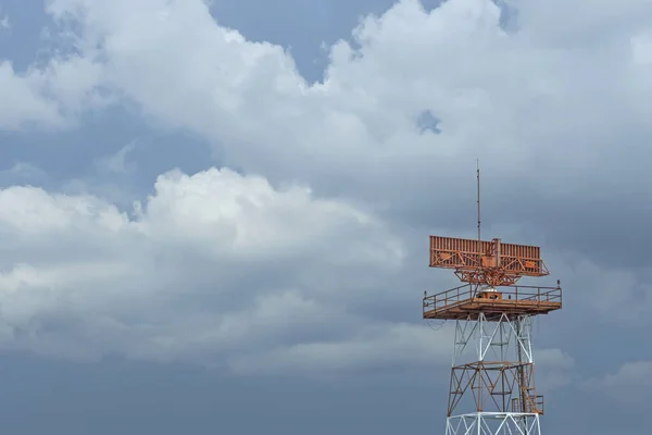 Gün ışığı kırmızı ve beyaz Havaalanı radar — Stok fotoğraf