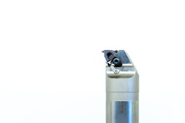 Beyaz arka plan üzerinde kesme kalıp makine