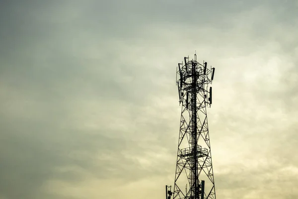 Mobiltelefon kommunikációs torony átviteli jel póráz — Stock Fotó