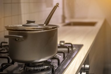 Tencere elektrikli ocağın üstünde.