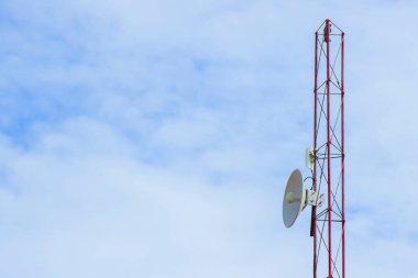 Mavi gökyüzü arkaplanı ve antenli cep telefonu iletişim kulesi iletim sinyali